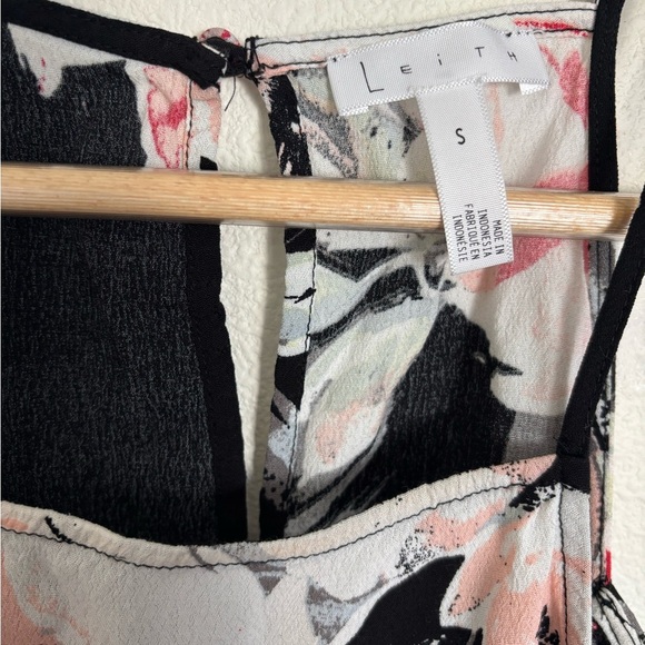 Leith Black Floral Graphic Crop Spaghetti Strap Camisole Button Back Detail - Picture 3 of 5